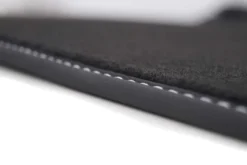 Fußmatten Für Tesla Model Y (Ziernaht Weiß) Premium Velours Autoteppich Matten Original Qualität, Schwarz, Komplett Set -Volkswagen || AL-KO Verkaufsgeschäft 703de002a910b21b3950dcf14c543609