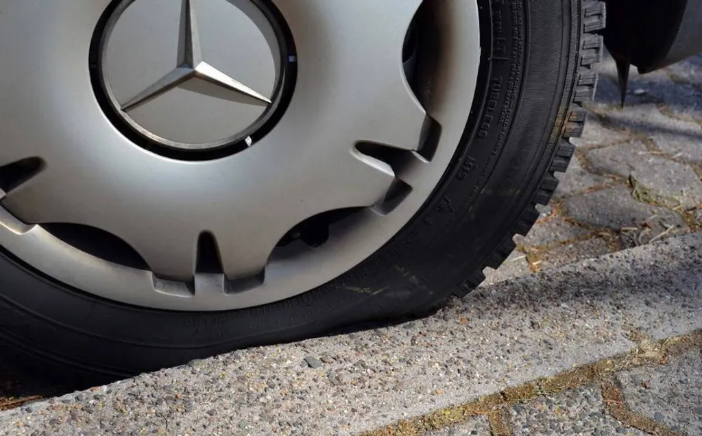 Bordsteinrampe | Auffahrkeil | Gummi | Höhe 3-11cm | Schwarz, Größe (Breite X Tiefe X Höhe):1000 X 300 X 90 Mm 5 Bordsteinrampe | Auffahrkeil | Gummi | Höhe 3-11cm | Schwarz, Größe (Breite X Tiefe X Höhe):1000 X 300 X 90 Mm – Bild 4