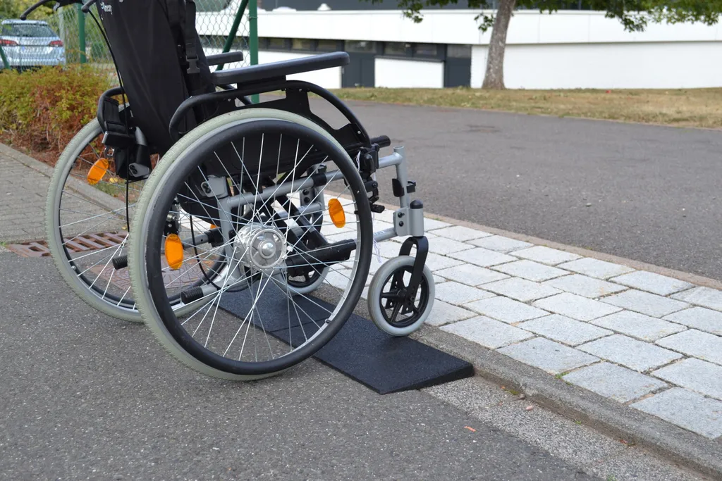 Bordsteinrampe | Auffahrkeil | Gummi | Höhe 3-11cm | Schwarz, Größe (Breite X Tiefe X Höhe):1000 X 300 X 90 Mm 7 Bordsteinrampe | Auffahrkeil | Gummi | Höhe 3-11cm | Schwarz, Größe (Breite X Tiefe X Höhe):1000 X 300 X 90 Mm – Bild 6